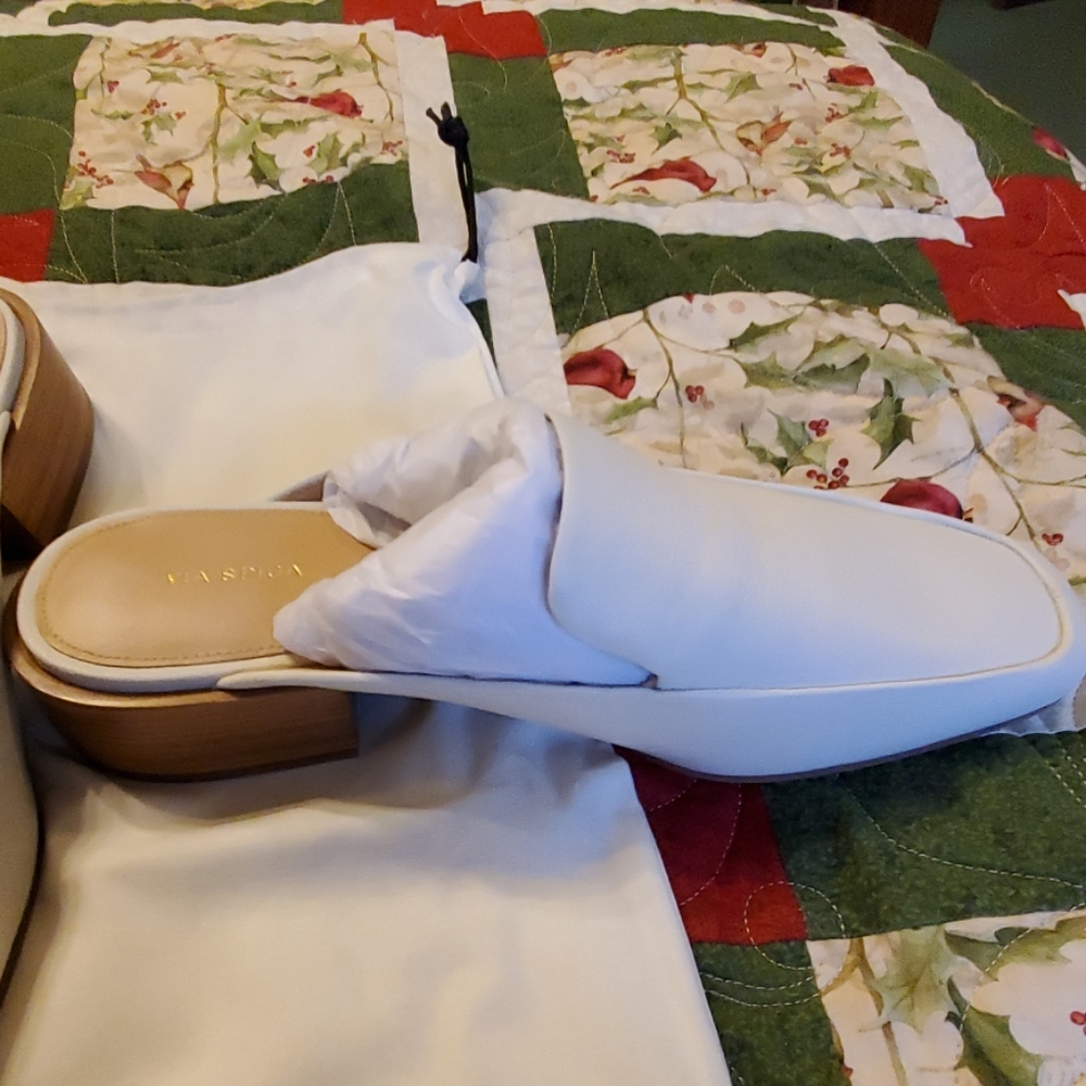 SHOES - Picture 2 of 7